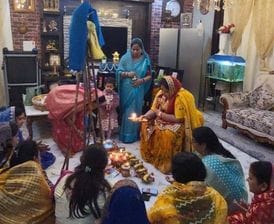 12 सीकेटीपी-1- परिचय- छठ पूजन के दौरान पति के साथ मंदाकिनी नदी में सूर्य अर्घ्य देकर पूजन करतीं 12 सीकेटीपी-1- परिचय- छठ पूजन के दौरान पति के साथ मंदाकिनी नदी में सूर्य अर्घ्य देकर पूजन करतीं