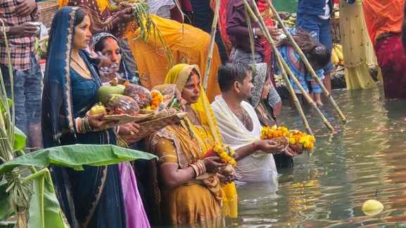 28jjrp21- झज्जर। ब्राह्मण वाले जोहड़ पर पूजा अर्चना करते हुए पूर्वांचलवासी। संवाद 28jjrp21- झज्जर। ब्राह्मण वाले जोहड़ पर पूजा अर्चना करते हुए पूर्वांचलवासी। संवाद