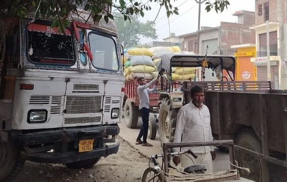 आंबेडकर पार्क से लावेला तक जाम में फंसे वाहन। संवाद