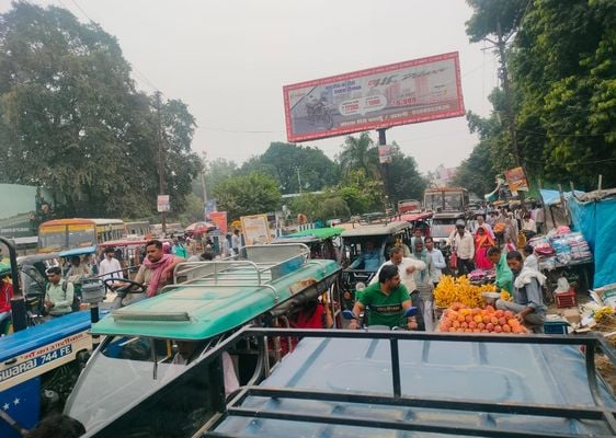 आंबेडकर पार्क से लावेला तक जाम में फंसे वाहन। संवाद