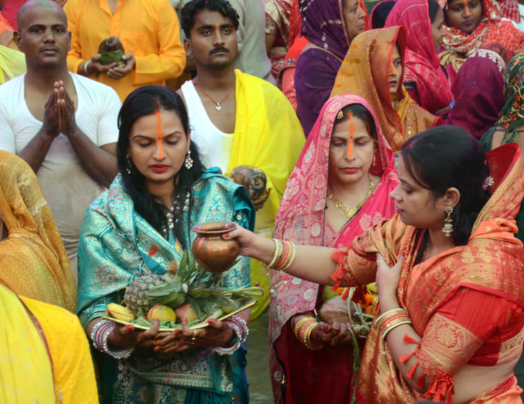 अंबाला छावनी की रेलवे कालोनी स्थित नाचघर में बनाए गए घाट पर पूजा करती महिला। संवाद