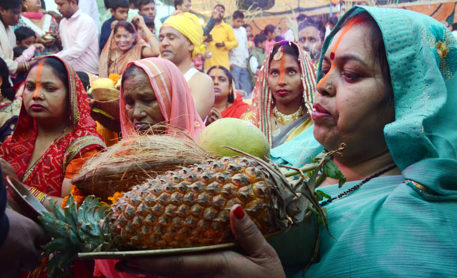 अंबाला छावनी की रेलवे कालोनी स्थित नाचघर में बनाए गए घाट पर पूजा करती महिला। संवाद