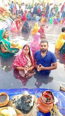 अंबाला छावनी की रेलवे कालोनी स्थित नाचघर में बनाए गए घाट पर पूजा करती महिला। संवाद