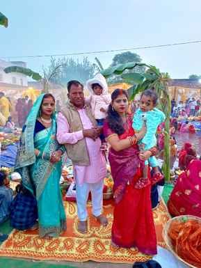 अंबाला छावनी की रेलवे कालोनी स्थित नाचघर में बनाए गए घाट पर पूजा करती महिला। संवाद