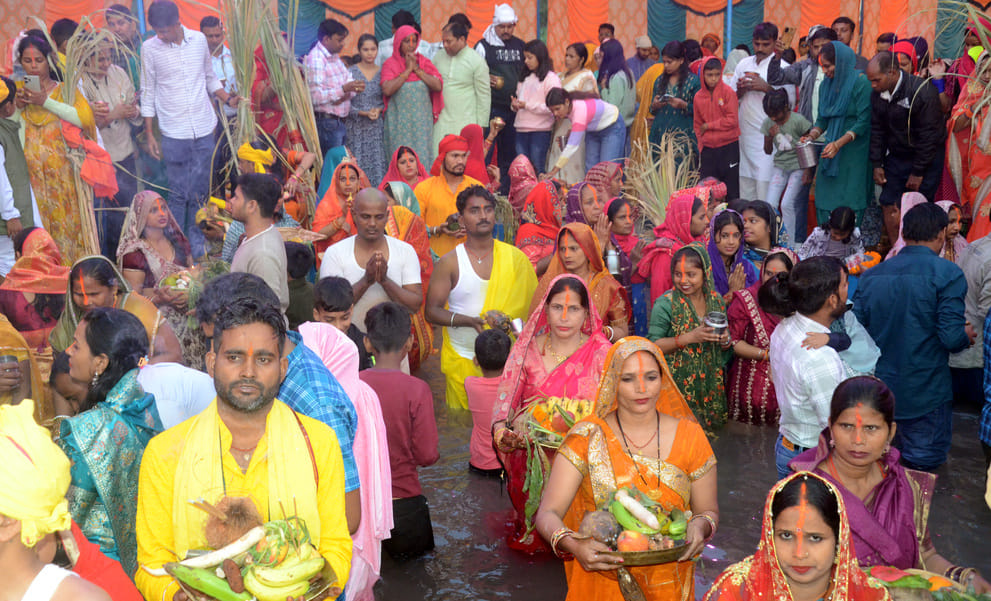 अंबाला छावनी की रेलवे कालोनी स्थित नाचघर में बनाए गए घाट पर पूजा करती महिला। संवाद
