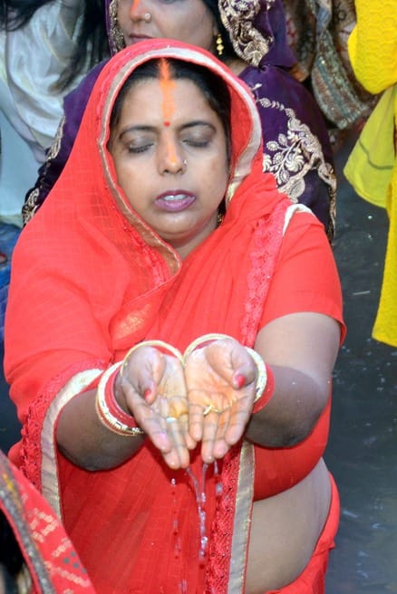 अंबाला छावनी की रेलवे कालोनी स्थित नाचघर में बनाए गए घाट पर पूजा करती महिला। संवाद