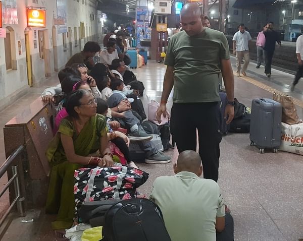 बहादुरपुर के मरवटिया में बारिश के बीच छाता लगाकर अर्ध्य देती श्रद्धालु- संवाद बहादुरपुर के मरवटिया में बारिश के बीच छाता लगाकर अर्ध्य देती श्रद्धालु- संवाद