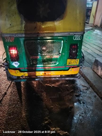 बादलखेड़ा रोड पर पलटे को ऑटो से सवारियों के निकालते राहगीर। बादलखेड़ा रोड पर पलटे को ऑटो से सवारियों के निकालते राहगीर।