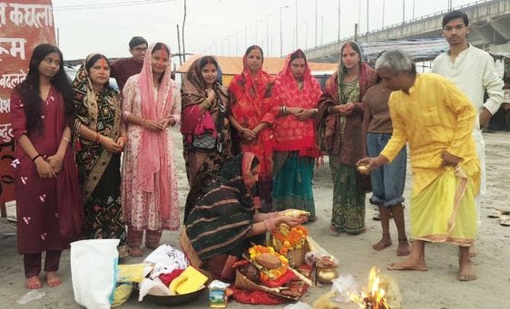 छठ महापर्व पर पूजा करती महिलाएं। संवाद