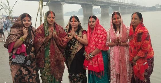 छठ महापर्व पर पूजा करती महिलाएं। संवाद