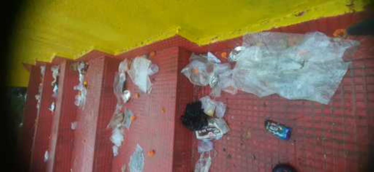 छठ पूजा के बाद गोमती के घाटों पर गंदगी पसरी रही। छठ पूजा के बाद गोमती के घाटों पर गंदगी पसरी रही।