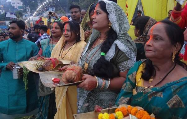 छठ पर्व के अवसर पर उगते सूर्य को अर्घ्य देती व्रती महिलाएं।संवाद छठ पर्व के अवसर पर उगते सूर्य को अर्घ्य देती व्रती महिलाएं।संवाद