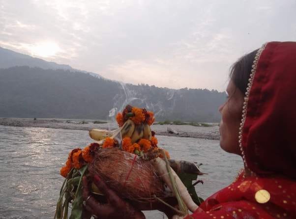 छठ पर्व के अवसर पर उगते सूर्य को अर्घ्य देती व्रती महिलाएं।संवाद छठ पर्व के अवसर पर उगते सूर्य को अर्घ्य देती व्रती महिलाएं।संवाद