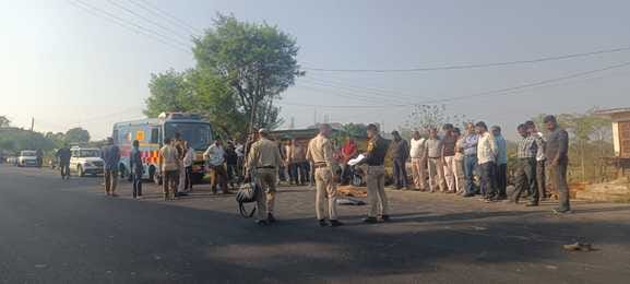 डंगार के पास हुई दुर्घटना में ट्रक के नीचे आई स्कूटी। संवाद