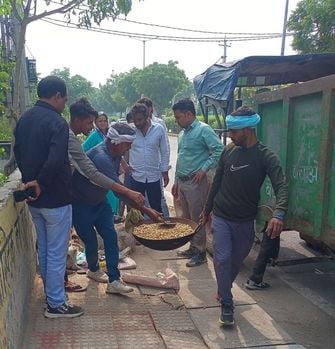 फोटो 01: सोनीपत में कामी रोड किनारे मूंगफली बेचने वालों की ओर से तैयार की गई भट्ठी तोड़ते नगर न फोटो 01: सोनीपत में कामी रोड किनारे मूंगफली बेचने वालों की ओर से तैयार की गई भट्ठी तोड़ते नगर न