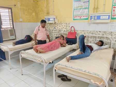 फोटो- 04 आई वार्ड में बिना चादर के बेड पर लेटा मरीज। संवाद फोटो- 04 आई वार्ड में बिना चादर के बेड पर लेटा मरीज। संवाद