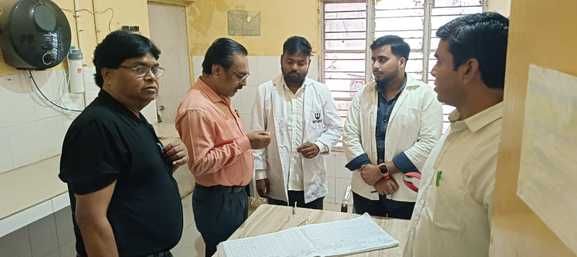 फोटो-10- सीएचसी में भर्ती मरीज से जानकारी लेते टीम के सदस्य। संवाद फोटो-10- सीएचसी में भर्ती मरीज से जानकारी लेते टीम के सदस्य। संवाद