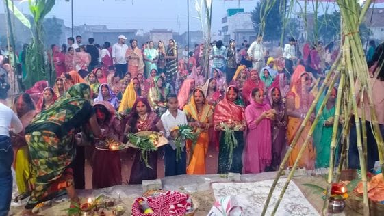 फोटो 11- सोनीपत में यमुना के मीमारपुर घाट पर छठ पूजन के बाद परिवार के साथ सेल्फी लेते श्रवण साह