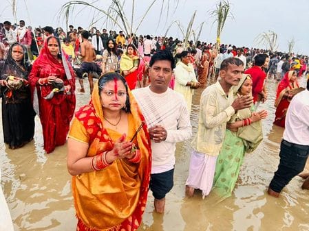फोटो 11- सोनीपत में यमुना के मीमारपुर घाट पर छठ पूजन के बाद परिवार के साथ सेल्फी लेते श्रवण साह