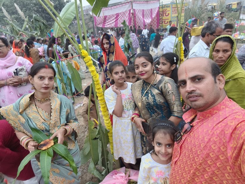 फोटो 11- सोनीपत में यमुना के मीमारपुर घाट पर छठ पूजन के बाद परिवार के साथ सेल्फी लेते श्रवण साह