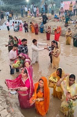 फोटो 11- सोनीपत में यमुना के मीमारपुर घाट पर छठ पूजन के बाद परिवार के साथ सेल्फी लेते श्रवण साह