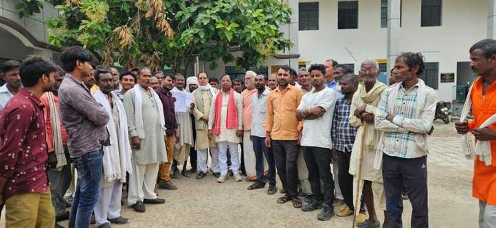 फोटो- 14 किसानों के खेतों में रास्ता बनाती जेसीबी। संवाद फोटो- 14 किसानों के खेतों में रास्ता बनाती जेसीबी। संवाद