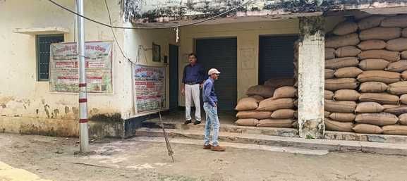 फोटो-15- मंडी में खाद्यान्न उतरवाते किसान। संवाद फोटो-15- मंडी में खाद्यान्न उतरवाते किसान। संवाद