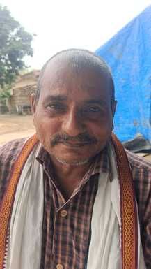 फोटो-15- मंडी में खाद्यान्न उतरवाते किसान। संवाद फोटो-15- मंडी में खाद्यान्न उतरवाते किसान। संवाद