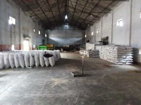 फोटो-15- मंडी में खाद्यान्न उतरवाते किसान। संवाद फोटो-15- मंडी में खाद्यान्न उतरवाते किसान। संवाद