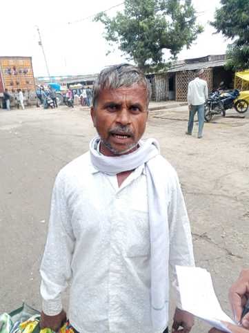 फोटो-15- मंडी में खाद्यान्न उतरवाते किसान। संवाद फोटो-15- मंडी में खाद्यान्न उतरवाते किसान। संवाद