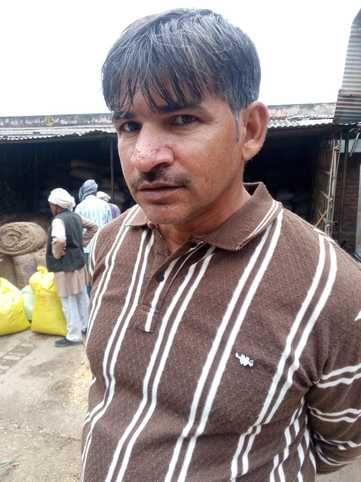 फोटो-15- मंडी में खाद्यान्न उतरवाते किसान। संवाद फोटो-15- मंडी में खाद्यान्न उतरवाते किसान। संवाद