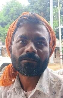 फोटो-15- मंडी में खाद्यान्न उतरवाते किसान। संवाद फोटो-15- मंडी में खाद्यान्न उतरवाते किसान। संवाद