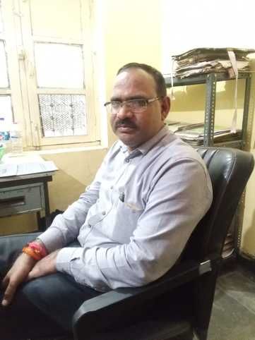 फोटो-15- मंडी में खाद्यान्न उतरवाते किसान। संवाद फोटो-15- मंडी में खाद्यान्न उतरवाते किसान। संवाद