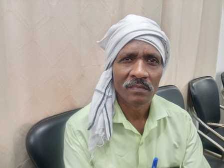 फोटो- 19 पुलिस लाइन सभागार के बाहर खड़ी कार के पास बाहर खड़े आरोपी व पुलिस कर्मी। संवाद फोटो- 19 पुलिस लाइन सभागार के बाहर खड़ी कार के पास बाहर खड़े आरोपी व पुलिस कर्मी। संवाद
