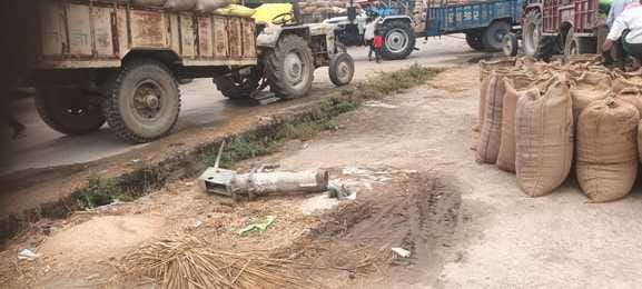 फोटो - 23 सातनपुर मंडी में लगा खराब वाटर कूलर। संवाद