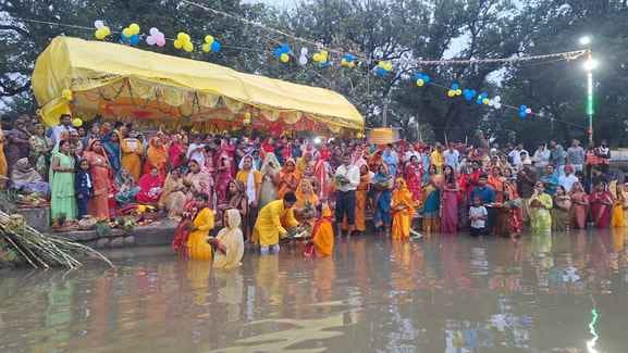फोटो 28 एचएएमपी 13- सुमेरपुर में छठ पूजा करती महिलाएं। संवाद फोटो 28 एचएएमपी 13- सुमेरपुर में छठ पूजा करती महिलाएं। संवाद