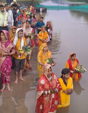 फोटो 28 एचएएमपी 13- सुमेरपुर में छठ पूजा करती महिलाएं। संवाद फोटो 28 एचएएमपी 13- सुमेरपुर में छठ पूजा करती महिलाएं। संवाद