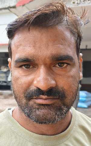 फोटो-30-क्रय विक्रय केंद्र के बाहर लगी किसानों की भीड़। संवा