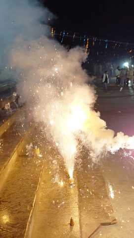 फोटो- 5 पांचाल घाट पर पूजन करते श्रद्धालु। संवाद
