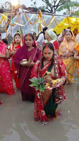 फोटो- 5 पांचाल घाट पर पूजन करते श्रद्धालु। संवाद