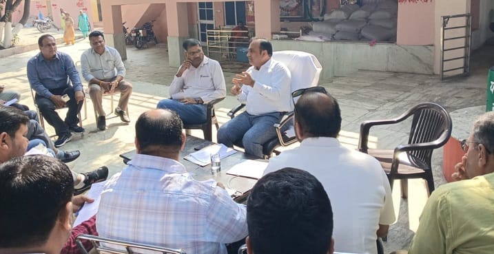 कपालमोचन मेले में पीढ़ी पसंद करती महिला। संवाद कपालमोचन मेले में पीढ़ी पसंद करती महिला। संवाद
