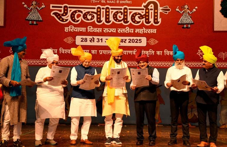कुरुक्षेत्र। पद्मश्री संत लाल को सम्मानित करते मुख्यमंत्री नायब सैनी। संवाद
