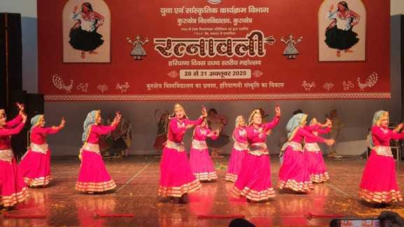 कुरुक्षेत्र। रत्नावली महोत्सव के मुख्य मंच पर सांस्कृतिक कार्यक्रम की प्रस्तुति देती कलाकार। सं