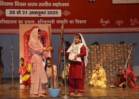 कुरुक्षेत्र। रत्नावली महोत्सव के मुख्य मंच पर सांस्कृतिक कार्यक्रम की प्रस्तुति देती कलाकार। सं