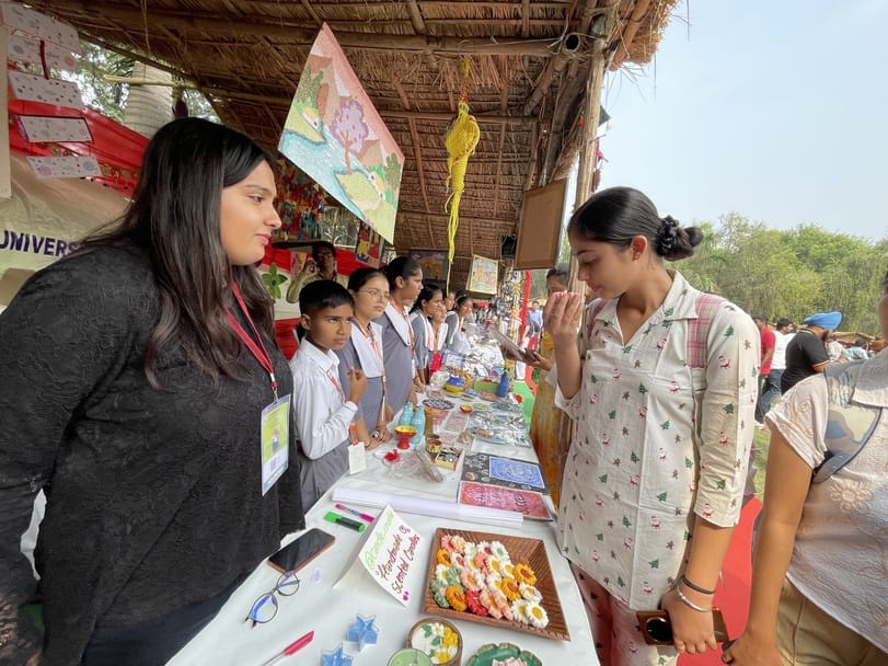 कुरुक्षेत्र। व्यंजनों का स्वाद चखते युवा। संवाद