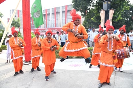 कुरुक्षेत्र। व्यंजनों का स्वाद चखते युवा। संवाद