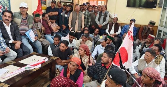 लूहरी में मांगों को लेकर रोष रैली निकालते किसान-बागवान। संवाद लूहरी में मांगों को लेकर रोष रैली निकालते किसान-बागवान। संवाद
