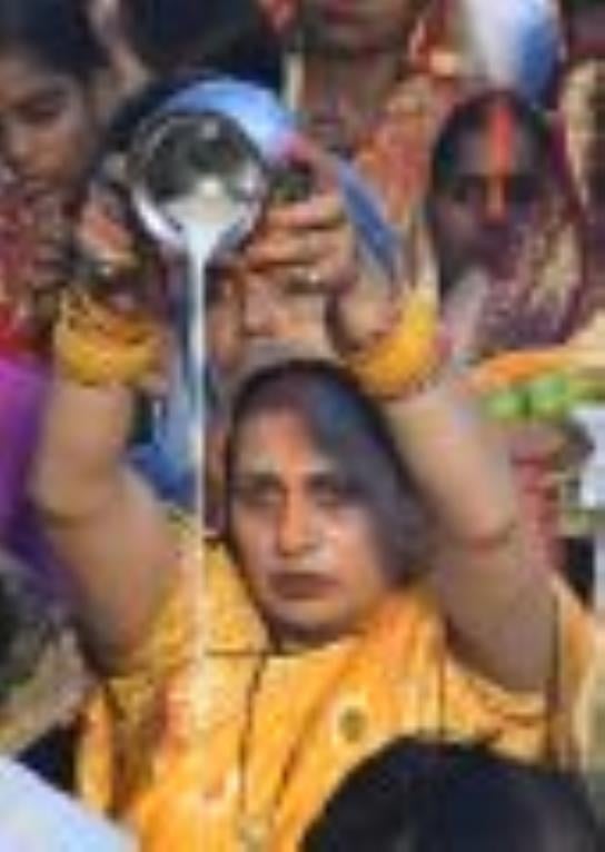 लोक मंगल की भावना के महापर्व छठ के अंतिम दिन मंगलवार को व्रती महिलाओं ने उगते हुए सूर्य को अर्घ लोक मंगल की भावना के महापर्व छठ के अंतिम दिन मंगलवार को व्रती महिलाओं ने उगते हुए सूर्य को अर्घ