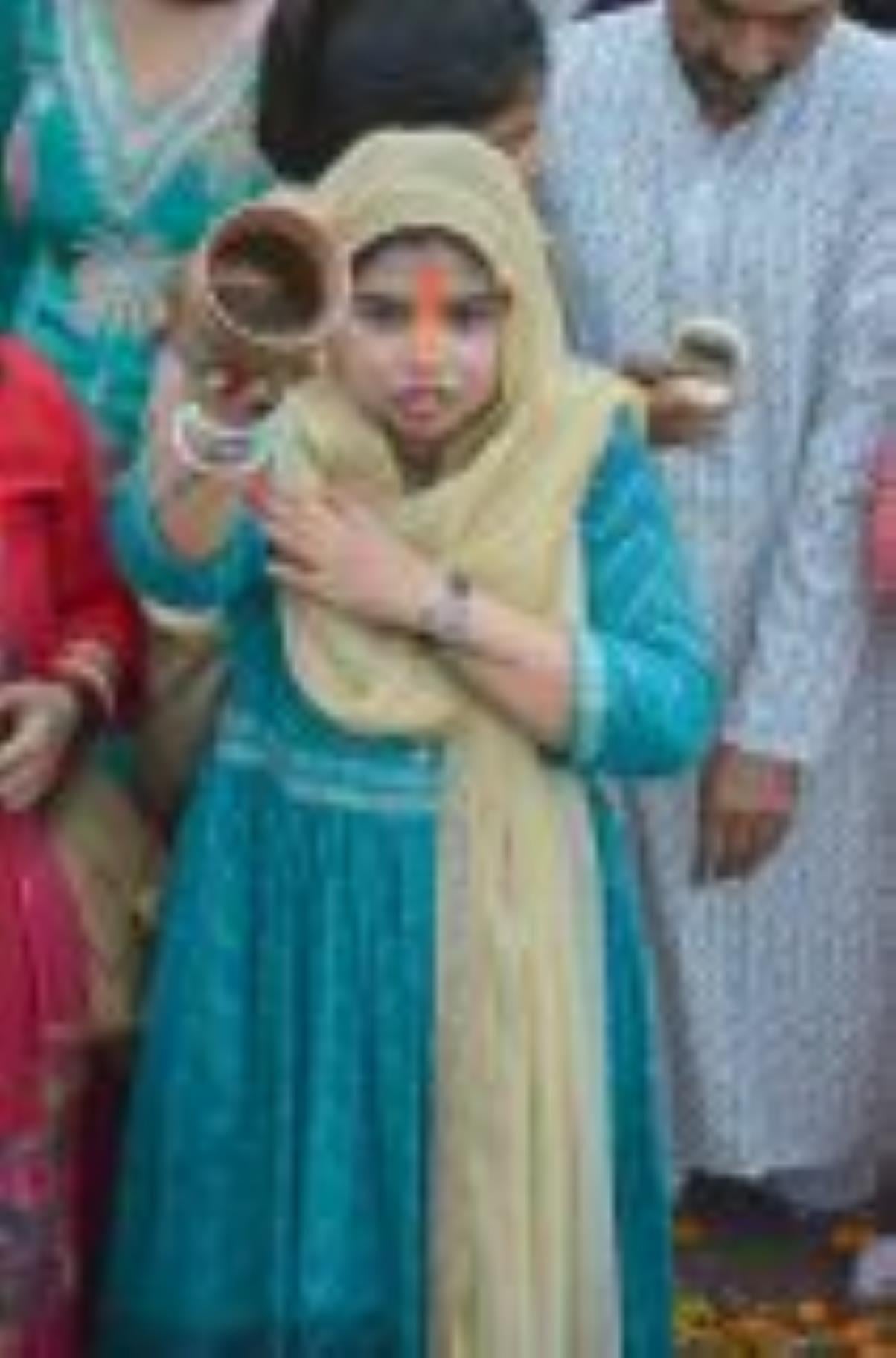 लोक मंगल की भावना के महापर्व छठ के अंतिम दिन मंगलवार को व्रती महिलाओं ने उगते हुए सूर्य को अर्घ लोक मंगल की भावना के महापर्व छठ के अंतिम दिन मंगलवार को व्रती महिलाओं ने उगते हुए सूर्य को अर्घ