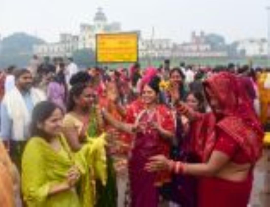 लोक मंगल की भावना के महापर्व छठ के अंतिम दिन मंगलवार को व्रती महिलाओं ने उगते हुए सूर्य को अर्घ लोक मंगल की भावना के महापर्व छठ के अंतिम दिन मंगलवार को व्रती महिलाओं ने उगते हुए सूर्य को अर्घ